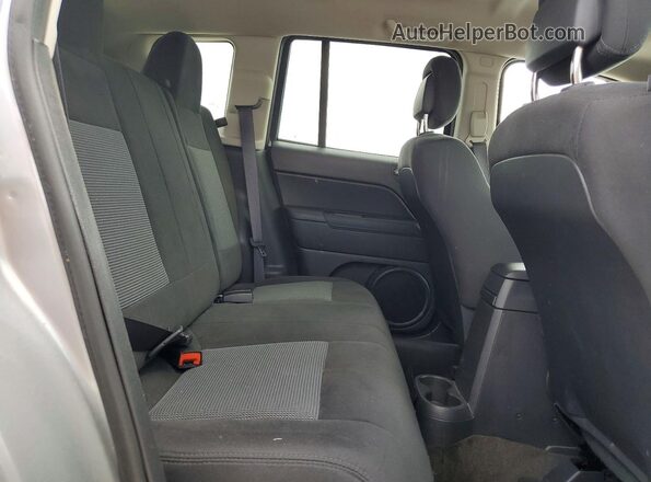 1C4NJCBAXHD211124 2017 JEEP COMPASS Silver Սալոնի հետևի տեսք