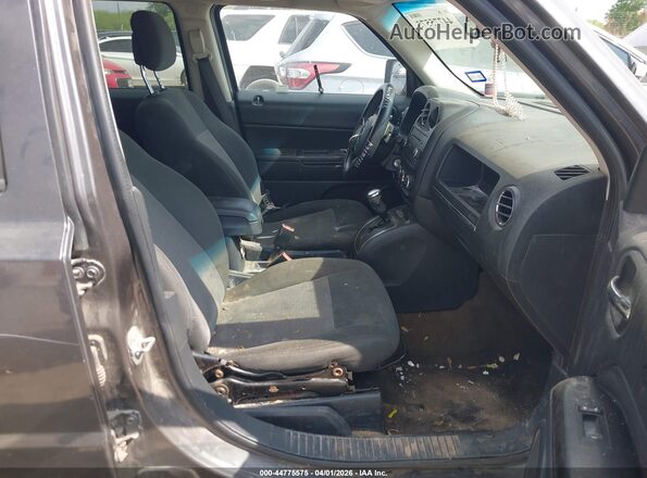 1C4NJPFA7HD116134 2017 JEEP PATRIOT Серый Вид салона спереди