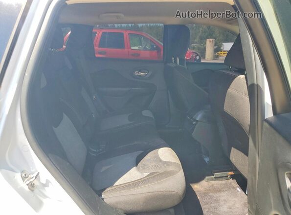 1C4PJLAB0HW502562 2017 JEEP CHEROKEE White Widok tylnych siedzeń