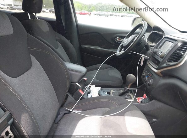 1C4PJLAB0HW514677 2017 JEEP CHEROKEE Серый Вид салона спереди