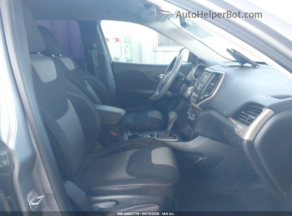 1C4PJLAB5HD233017 2017 JEEP CHEROKEE Серебряный Вид салона спереди