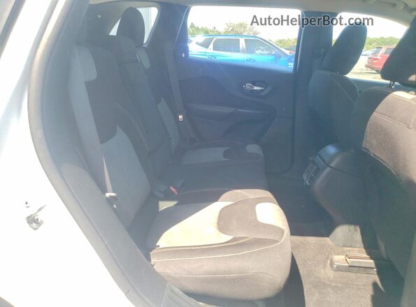 1C4PJLAB7GW146397 2016 JEEP CHEROKEE White Widok wnętrza z tyłu