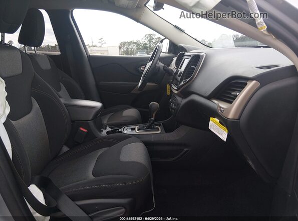 1C4PJLCB8JD620261 2018 JEEP CHEROKEE Silver წინა სალონის ხედი