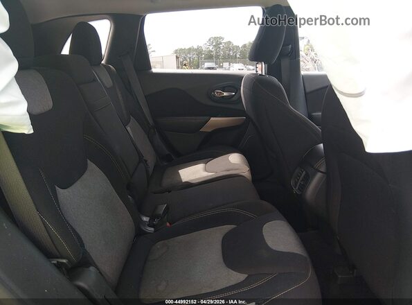 1C4PJLCB8JD620261 2018 JEEP CHEROKEE Silver VIN კოდის სტიკერის ხედი