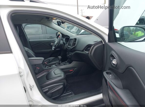 1C4PJMBX2KD390995 2019 JEEP CHEROKEE Белый Вид салона спереди