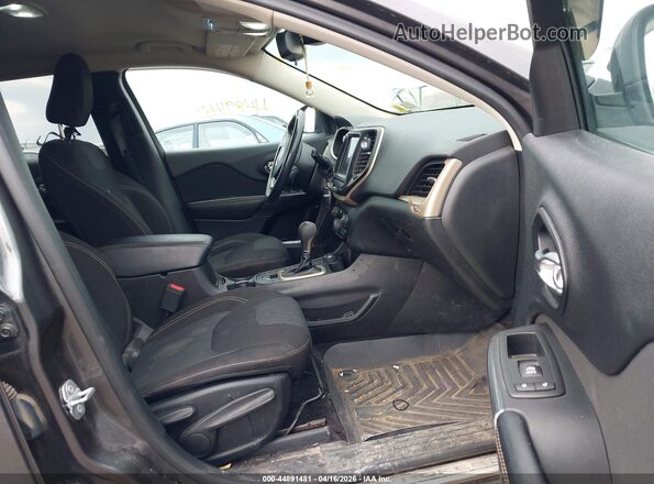 1C4PJMCS5HW547340 2017 JEEP CHEROKEE Серый Вид салона спереди
