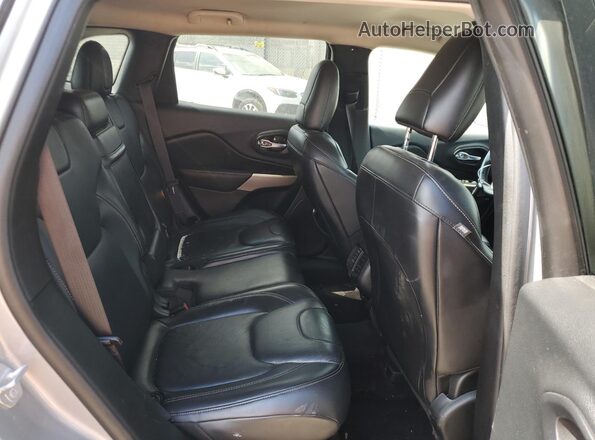 1C4PJMDS4HW636475 2017 JEEP CHEROKEE Серебряный Вид задней части салона