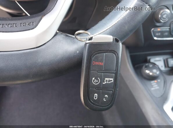 1C4PJMJS2HW503637 2017 JEEP CHEROKEE Серебряный Вид панели приборов