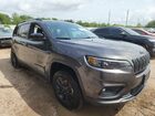 2023 Jeep Cherokee Altitude Lux Серый vin: 1C4PJMMB6PD100718 Damage: Right Front Window, Missing, Replacement Required