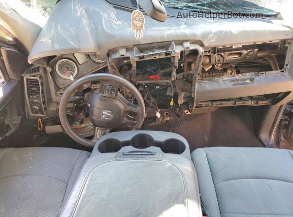 1C6RR6FG2JS272776 2018 RAM 1500 Угольный Вид панели приборов