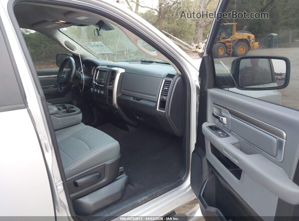 1C6RR6GG8JS303785 2018 RAM 1500 Серебряный Вид салона спереди