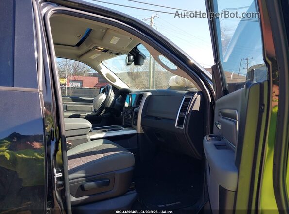 1C6RR7LT3JS255444 2018 RAM 1500 Серый Вид салона спереди