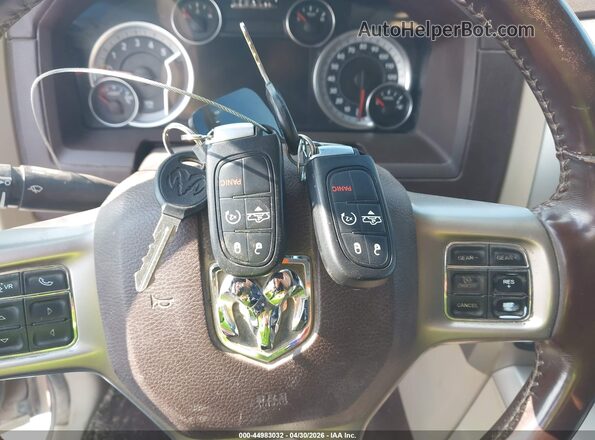 1C6RR7VM3HS644939 2017 RAM 1500 Красный Вид панели приборов