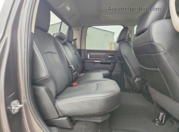 1C6RR7VM5JS262188 2018 RAM 1500 Charcoal Widok tylnych siedzeń