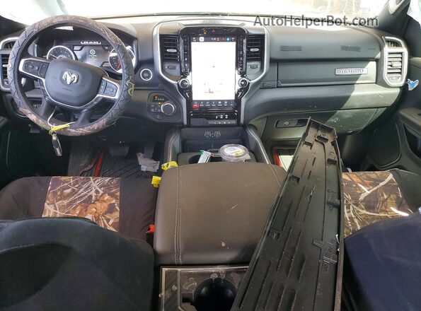 1C6SRFFPXTN165641 2026 RAM 1500 Charcoal Widok deski rozdzielczej