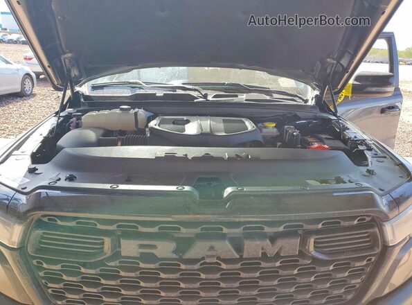 1C6SRFFPXTN165641 2026 RAM 1500 Charcoal Widok wnętrza z tyłu