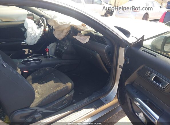 1FA6P8CF7M5134796 2021 FORD MUSTANG Серебряный Вид салона спереди
