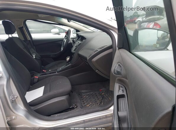 1FADP3E20GL306882 2016 FORD FOCUS Серебряный Вид салона спереди