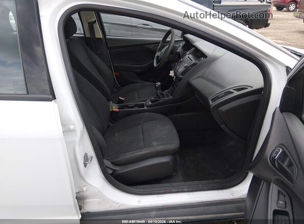 1FADP3E22GL207125 2016 FORD FOCUS Белый Вид салона спереди
