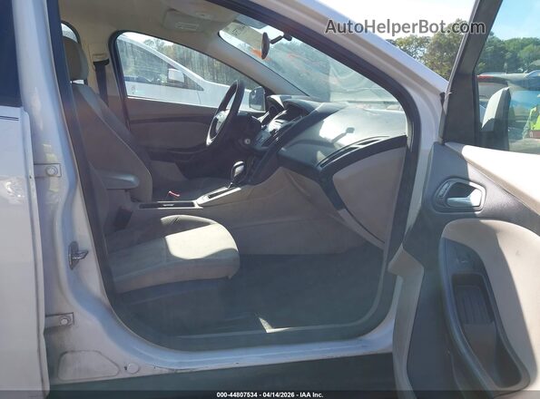 1FADP3F28HL224222 2017 FORD FOCUS Белый Вид салона спереди