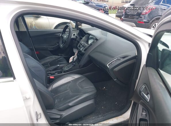 1FADP3N27GL377142 2016 FORD FOCUS Белый Вид салона спереди