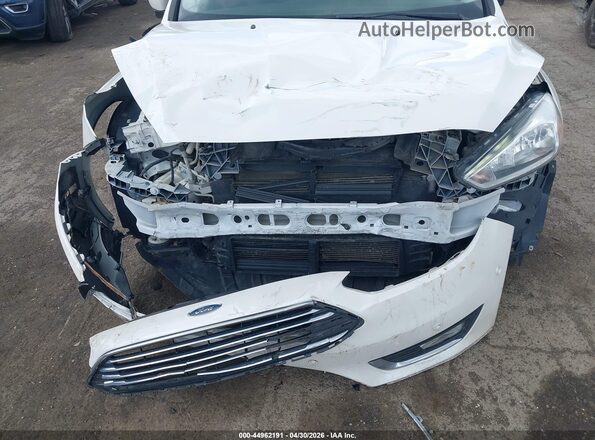 1FADP3N27GL377142 2016 FORD FOCUS Белый Вид спереди