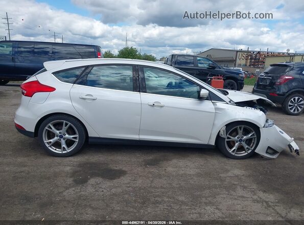 1FADP3N27GL377142 2016 FORD FOCUS Белый Вид задней части салона