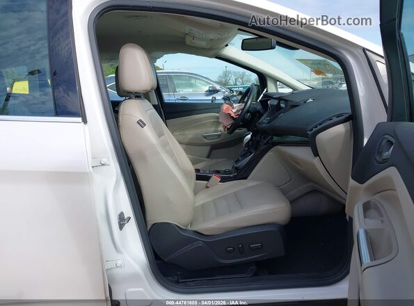 1FADP5FU8HL101162 2017 FORD C-MAX ENERGI Белый Вид салона спереди