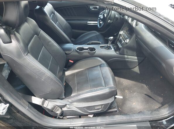 1FATP8UH9N5103795 2022 FORD MUSTANG Черный Вид салона спереди
