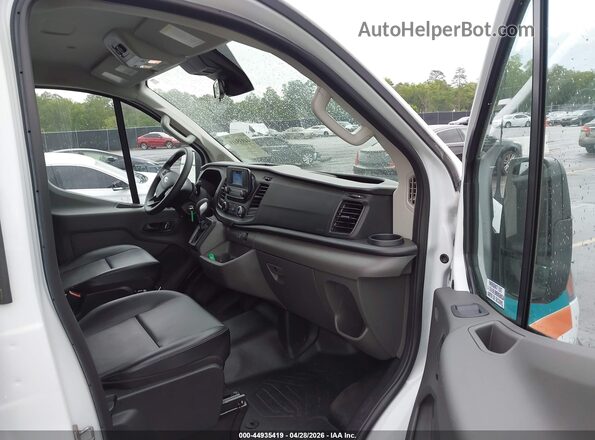 1FBAX2Y85RKA99703 2024 FORD PASSENGER Белый Вид салона спереди