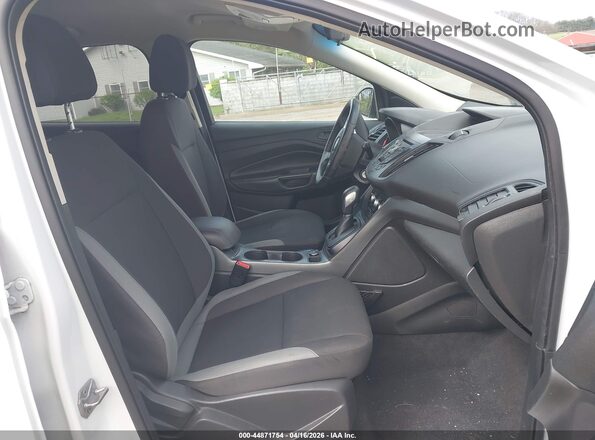 1FMCU0F71GUC84050 2016 FORD ESCAPE Белый Вид салона спереди