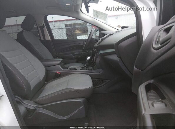 1FMCU0F77JUB45239 2018 FORD ESCAPE Белый Вид салона спереди