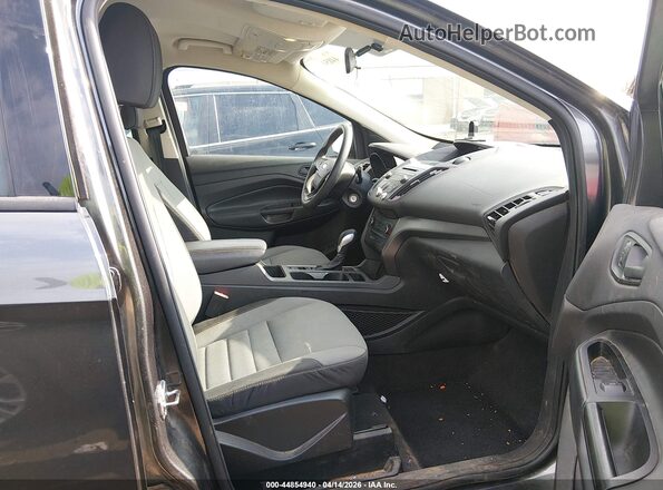 1FMCU0F7XHUE94597 2017 FORD ESCAPE Серый Вид салона спереди