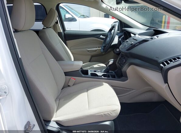 1FMCU0GD2JUD06763 2018 FORD ESCAPE White Widok wnętrza z przodu