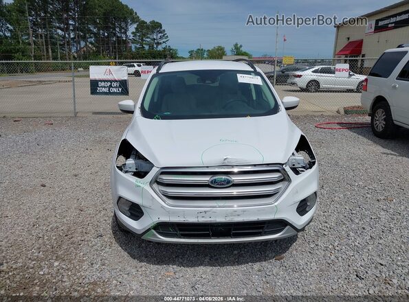 1FMCU0GD2JUD06763 2018 FORD ESCAPE White Widok z przodu