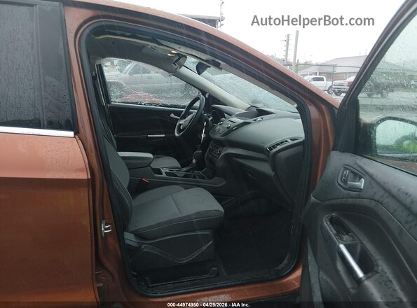 1FMCU9GD3HUB76457 2017 FORD ESCAPE Оранжевый Вид салона спереди
