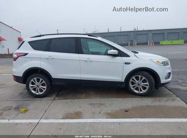 1FMCU9GD3HUE76743 2017 FORD ESCAPE Белый Вид задней части салона