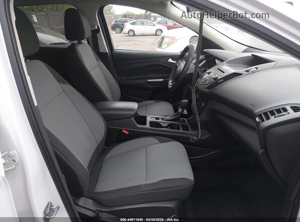 1FMCU9GD8HUD53536 2017 FORD ESCAPE White Widok wnętrza z przodu