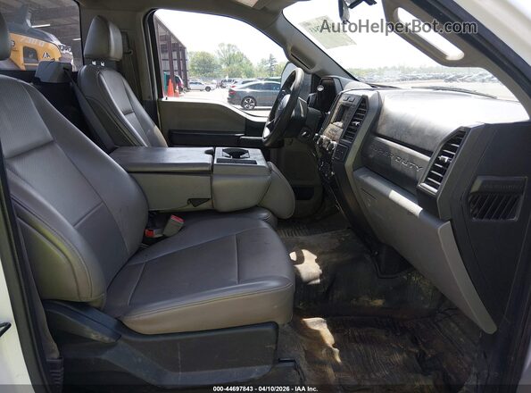 1FTBF2AT0JEC66246 2018 FORD F-250 White Vista interior delantera