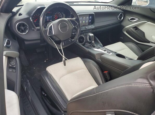 1G1FD3DX3P0159931 2023 CHEVROLET CAMARO Белый Вид панели приборов
