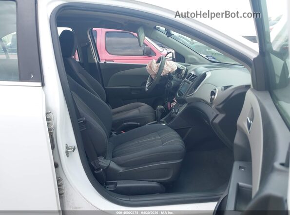 1G1JC5SH2G4120793 2016 CHEVROLET SONIC White Widok wnętrza z przodu