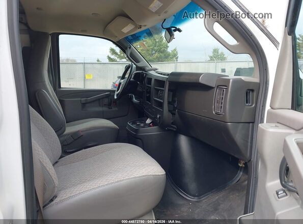 1GCWGAFG4K1180628 2019 CHEVROLET EXPRESS Белый Вид салона спереди