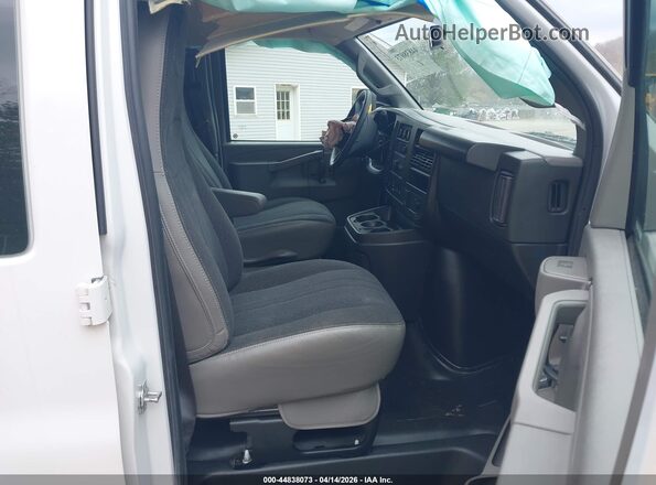1GCWGAFP9R1175788 2024 CHEVROLET EXPRESS White წინა სალონის ხედი