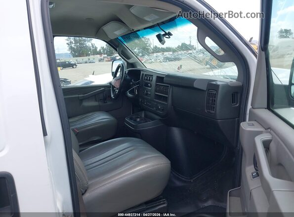 1GCZGGFP0M1304705 2021 CHEVROLET EXPRESS White Widok wnętrza z przodu