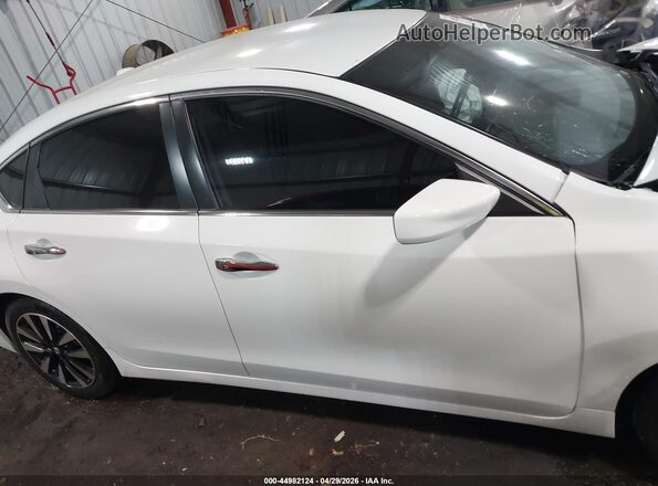 1N4AL3AP6JC250681 2018 NISSAN ALTIMA White Սարքավորումների վահանակի տեսք