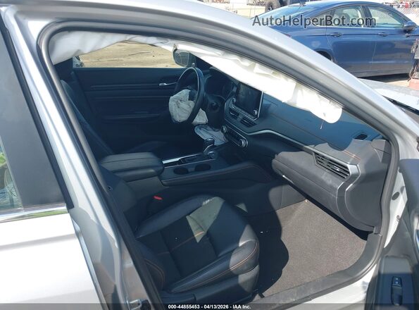 1N4BL4CV7NN352765 2022 NISSAN ALTIMA Серебряный Вид салона спереди
