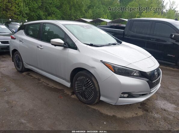 1N4CZ1CV5PC557971 2023 NISSAN LEAF Серебряный Передняя правая четверть
