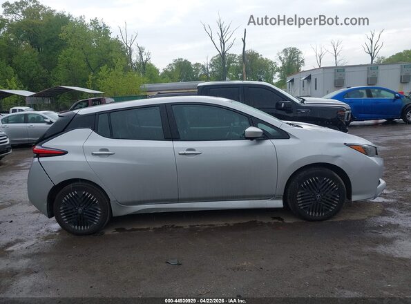 1N4CZ1CV5PC557971 2023 NISSAN LEAF Серебряный Вид задней части салона