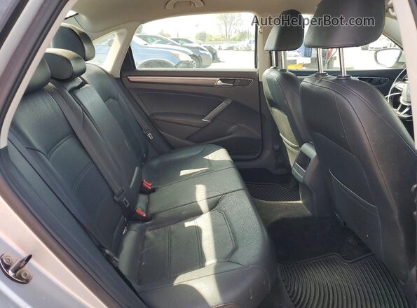 1VWDT7A31HC040301 2017 VOLKSWAGEN PASSAT Silver Widok tylnych siedzeń