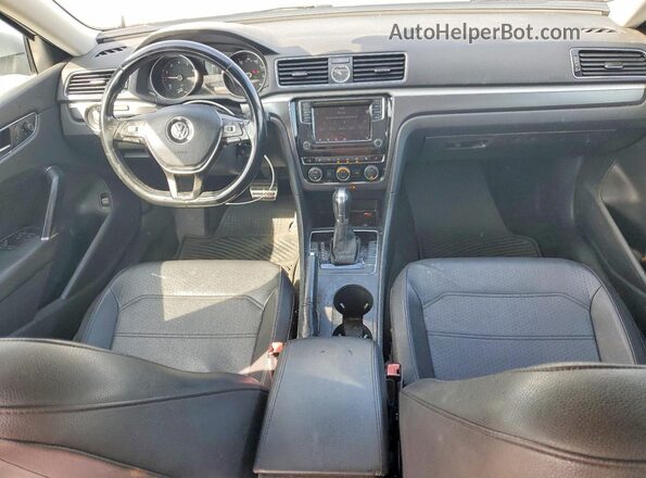 1VWDT7A31HC040301 2017 VOLKSWAGEN PASSAT Silver Widok deski rozdzielczej